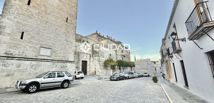 CASA CON SALIDA A 2 CALLES — OPORTUNIDAD DE INVERSIÓN EN EL CENTRO DE LEBRIJA