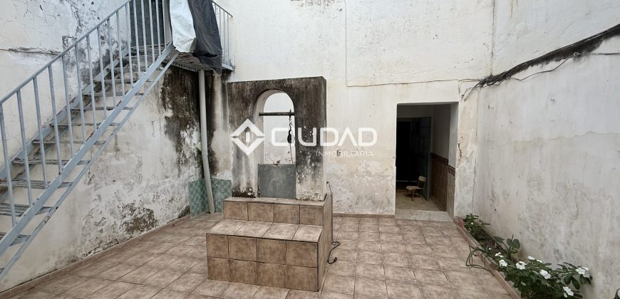 CASA CON SALIDA A 2 CALLES — OPORTUNIDAD DE INVERSIÓN EN EL CENTRO DE LEBRIJA