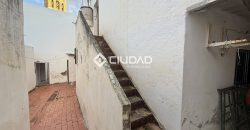 CASA CON SALIDA A 2 CALLES — OPORTUNIDAD DE INVERSIÓN EN EL CENTRO DE LEBRIJA
