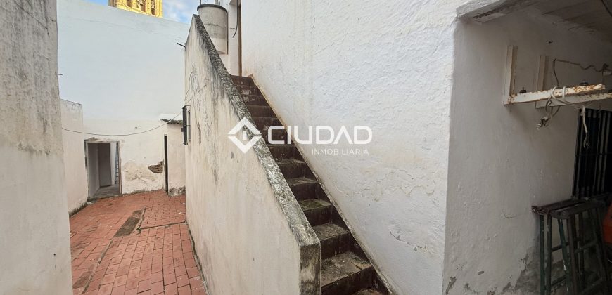 CASA CON SALIDA A 2 CALLES — OPORTUNIDAD DE INVERSIÓN EN EL CENTRO DE LEBRIJA