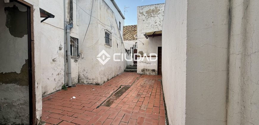 CASA CON SALIDA A 2 CALLES — OPORTUNIDAD DE INVERSIÓN EN EL CENTRO DE LEBRIJA