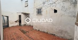 CASA CON SALIDA A 2 CALLES — OPORTUNIDAD DE INVERSIÓN EN EL CENTRO DE LEBRIJA