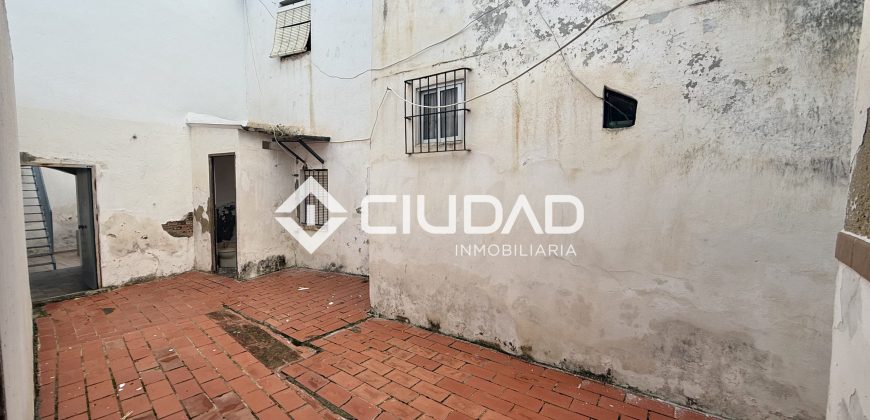 CASA CON SALIDA A 2 CALLES — OPORTUNIDAD DE INVERSIÓN EN EL CENTRO DE LEBRIJA