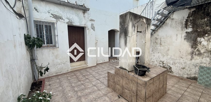 CASA CON SALIDA A 2 CALLES — OPORTUNIDAD DE INVERSIÓN EN EL CENTRO DE LEBRIJA