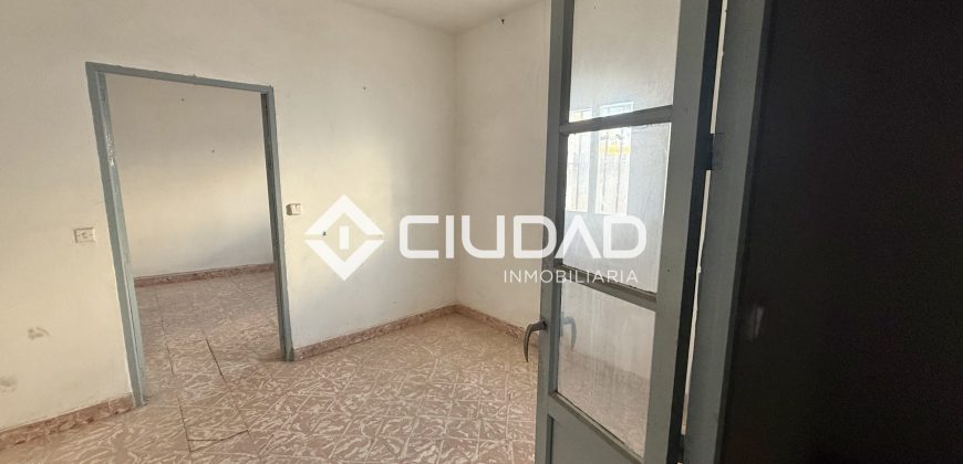 CASA CON SALIDA A 2 CALLES — OPORTUNIDAD DE INVERSIÓN EN EL CENTRO DE LEBRIJA