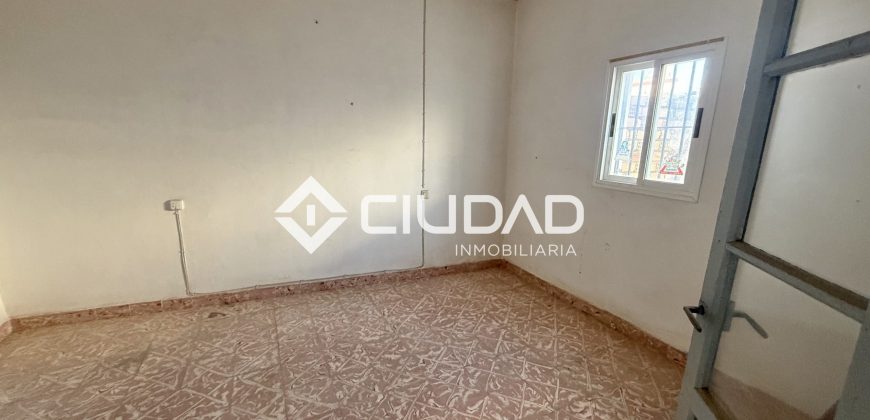 CASA CON SALIDA A 2 CALLES — OPORTUNIDAD DE INVERSIÓN EN EL CENTRO DE LEBRIJA