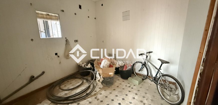 CASA CON SALIDA A 2 CALLES — OPORTUNIDAD DE INVERSIÓN EN EL CENTRO DE LEBRIJA