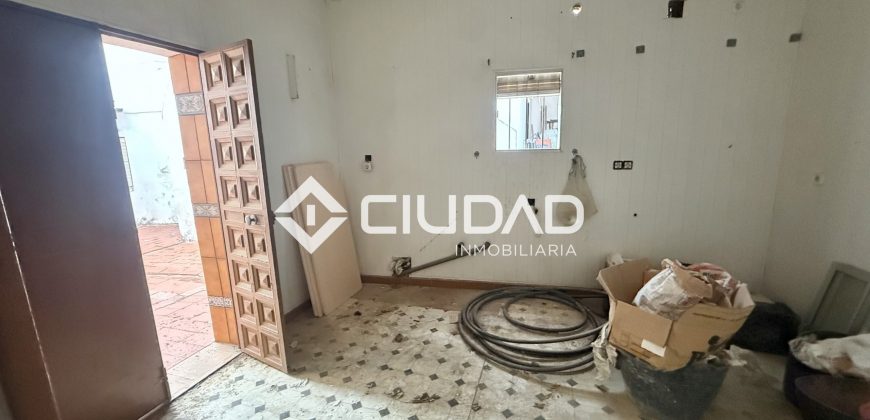 CASA CON SALIDA A 2 CALLES — OPORTUNIDAD DE INVERSIÓN EN EL CENTRO DE LEBRIJA