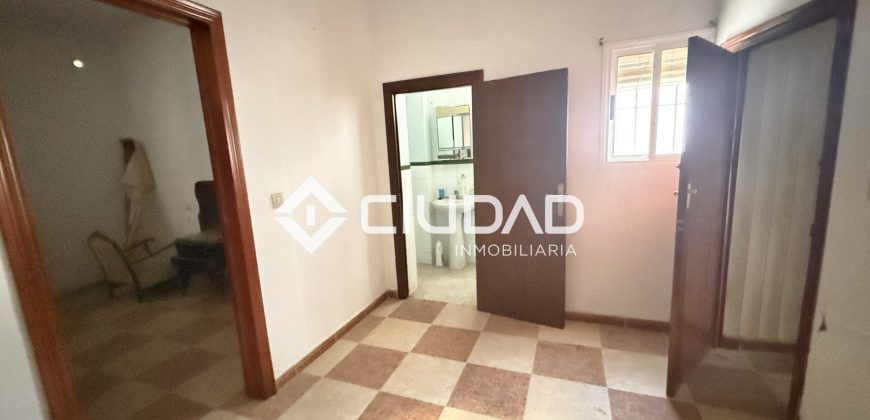 CASA CON SALIDA A 2 CALLES — OPORTUNIDAD DE INVERSIÓN EN EL CENTRO DE LEBRIJA