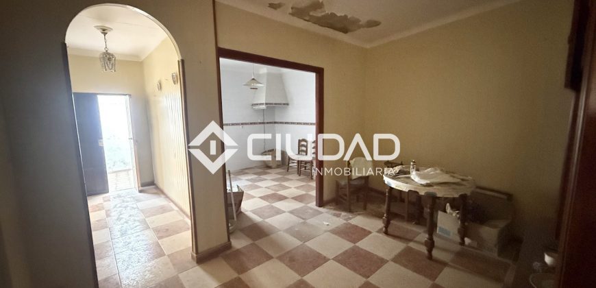 CASA CON SALIDA A 2 CALLES — OPORTUNIDAD DE INVERSIÓN EN EL CENTRO DE LEBRIJA