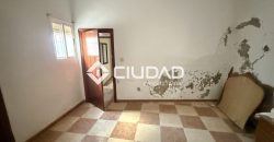 CASA CON SALIDA A 2 CALLES — OPORTUNIDAD DE INVERSIÓN EN EL CENTRO DE LEBRIJA