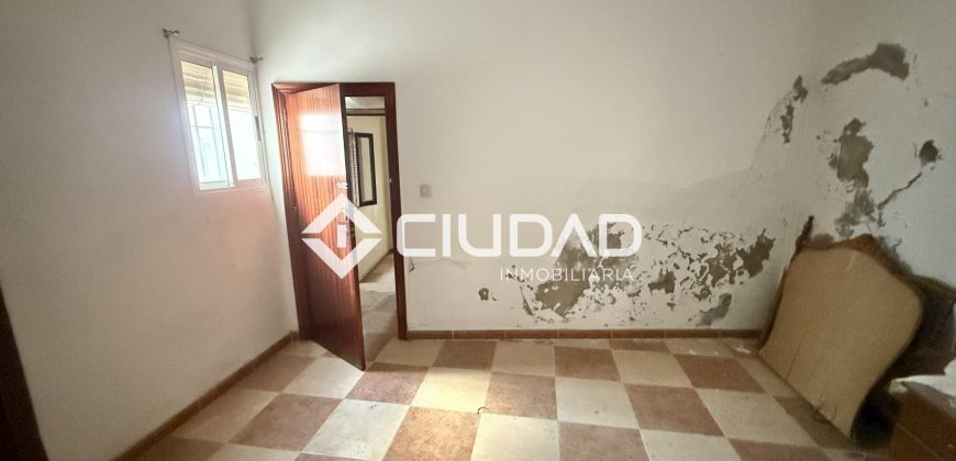 CASA CON SALIDA A 2 CALLES — OPORTUNIDAD DE INVERSIÓN EN EL CENTRO DE LEBRIJA