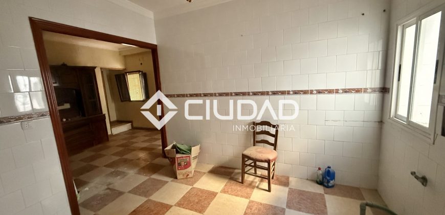 CASA CON SALIDA A 2 CALLES — OPORTUNIDAD DE INVERSIÓN EN EL CENTRO DE LEBRIJA