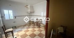 CASA CON SALIDA A 2 CALLES — OPORTUNIDAD DE INVERSIÓN EN EL CENTRO DE LEBRIJA