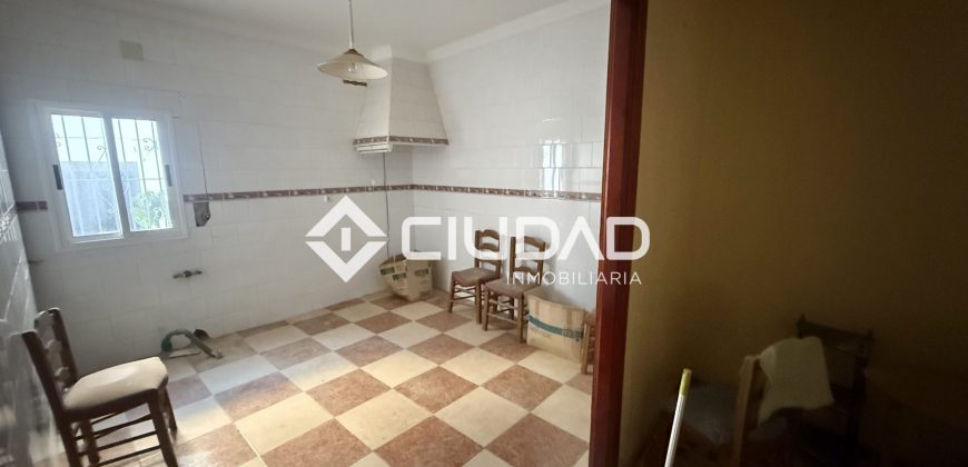 CASA CON SALIDA A 2 CALLES — OPORTUNIDAD DE INVERSIÓN EN EL CENTRO DE LEBRIJA