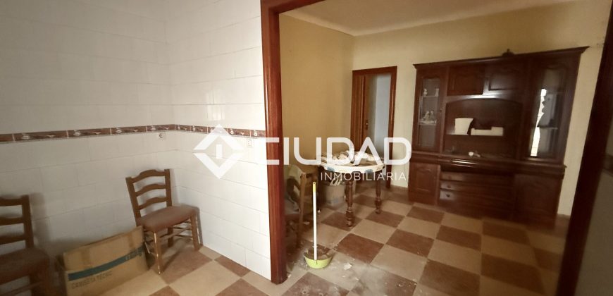 CASA CON SALIDA A 2 CALLES — OPORTUNIDAD DE INVERSIÓN EN EL CENTRO DE LEBRIJA