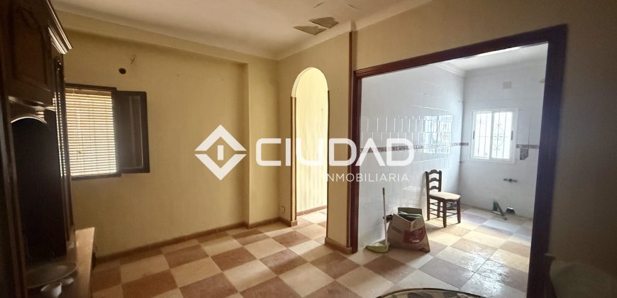 CASA CON SALIDA A 2 CALLES — OPORTUNIDAD DE INVERSIÓN EN EL CENTRO DE LEBRIJA