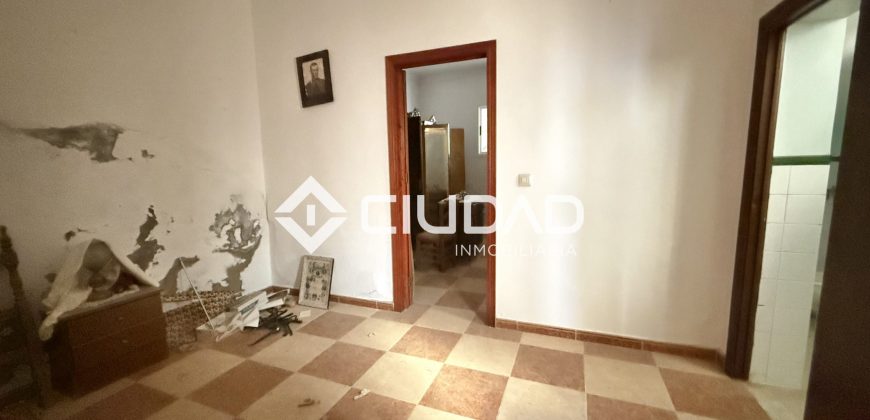 CASA CON SALIDA A 2 CALLES — OPORTUNIDAD DE INVERSIÓN EN EL CENTRO DE LEBRIJA