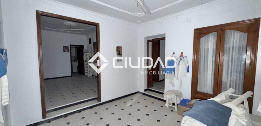 CASA SEÑORIAL EN PLENO CENTRO DE LEBRIJA — GRAN OPORTUNIDAD DE PROYECTO