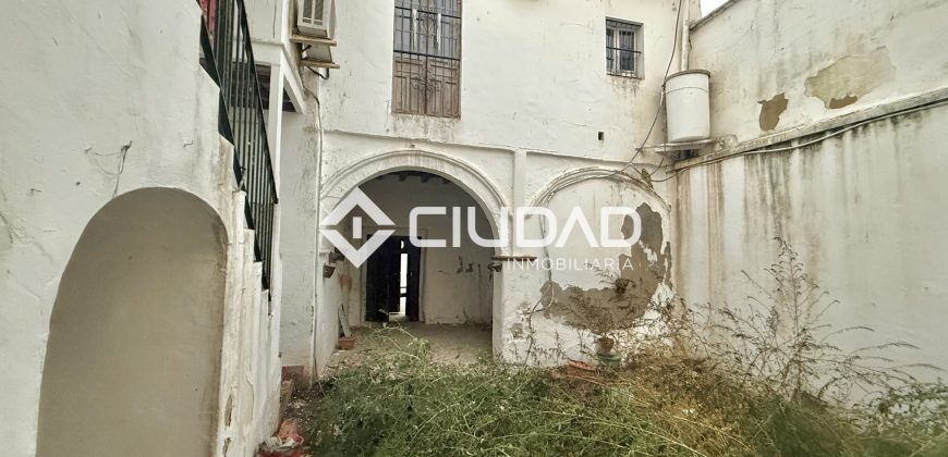 CASA SEÑORIAL EN PLENO CENTRO DE LEBRIJA — GRAN OPORTUNIDAD DE PROYECTO