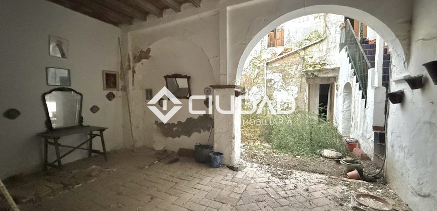CASA SEÑORIAL EN PLENO CENTRO DE LEBRIJA — GRAN OPORTUNIDAD DE PROYECTO