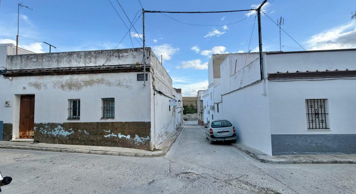 VENDIDO – Casa en esquina – Zona Parque de la Oña, Trebujena (Cádiz)