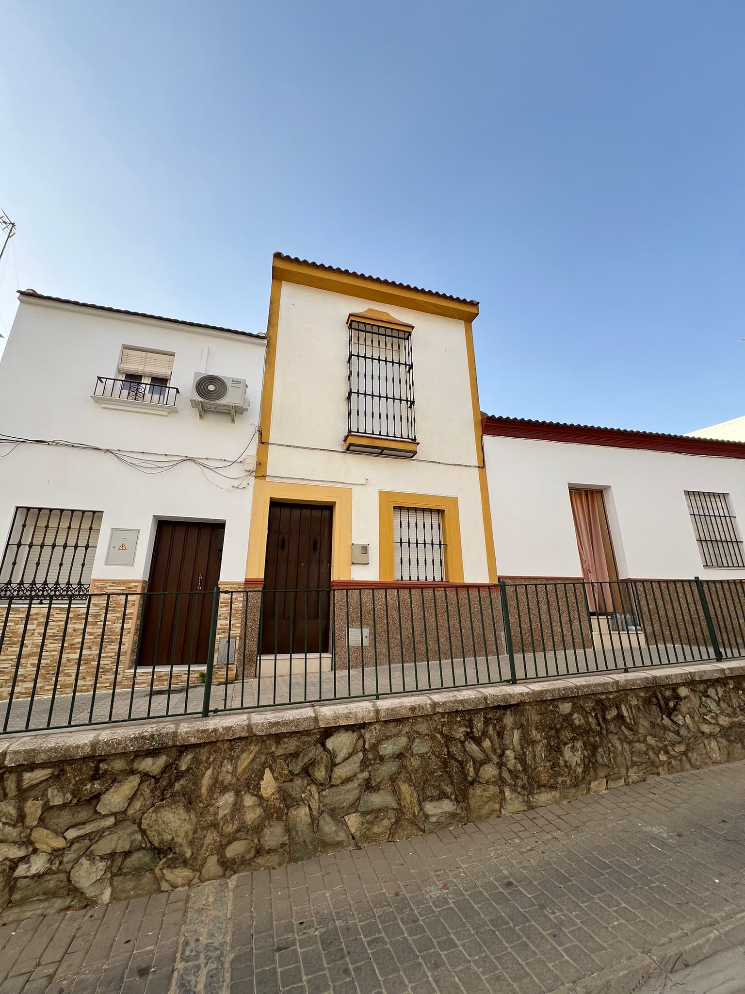 CASA DE DOS PLANTAS EN FUENTES DE ANDALUCÍA