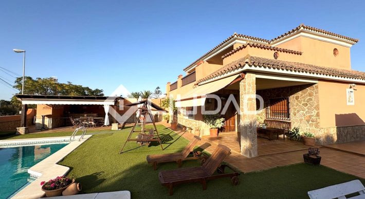 Chalet con piscina y jardín en Av. Al-Ándalus