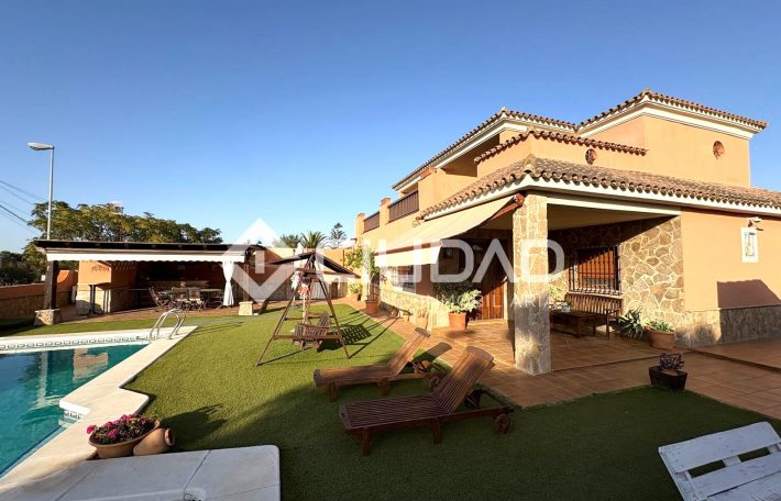 Chalet con piscina y jardín en Av. Al-Ándalus