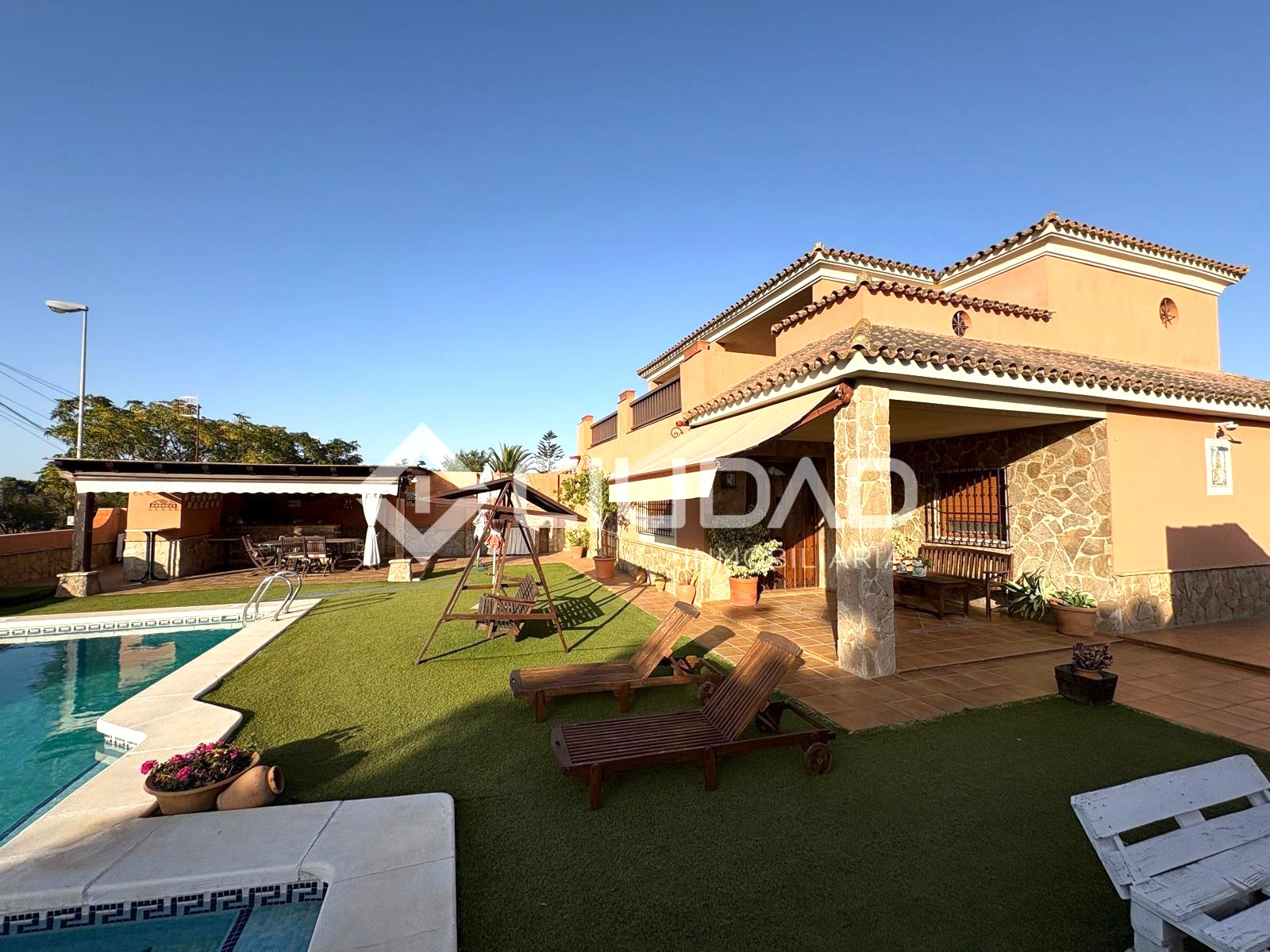 Chalet con piscina y jardín en Av. Al-Ándalus