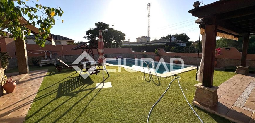 Chalet con piscina y jardín en Av. Al-Ándalus