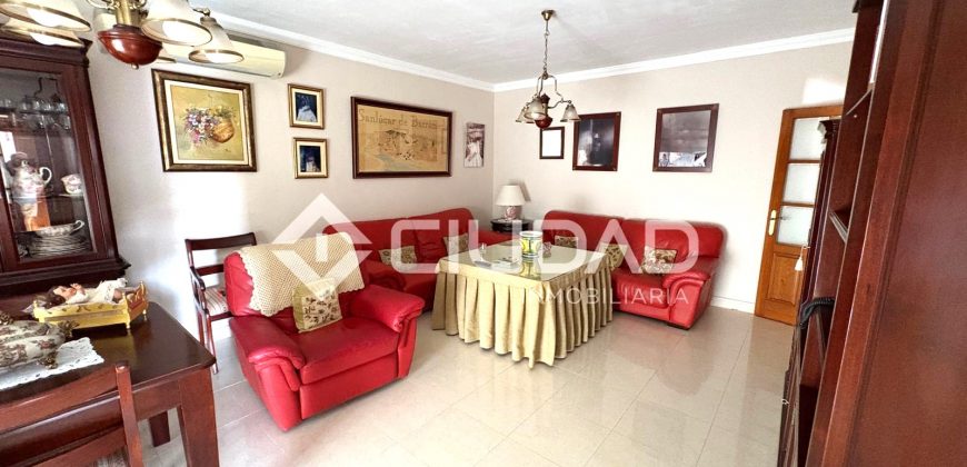 Chalet con piscina y jardín en Av. Al-Ándalus