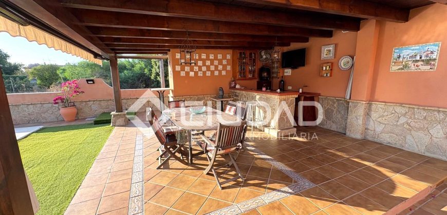 Chalet con piscina y jardín en Av. Al-Ándalus