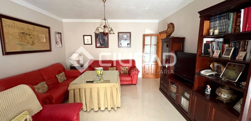 Chalet con piscina y jardín en Av. Al-Ándalus