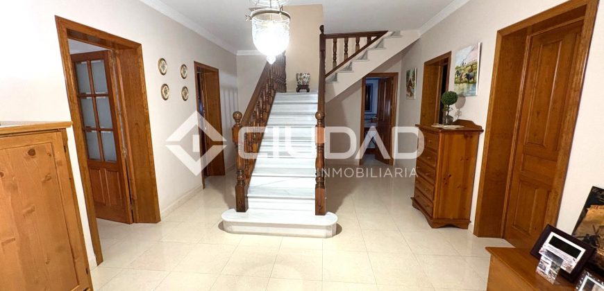 Chalet con piscina y jardín en Av. Al-Ándalus