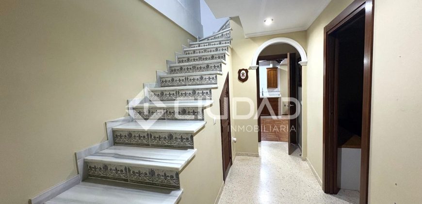 Adosado con sótano y patio en Pino Alto