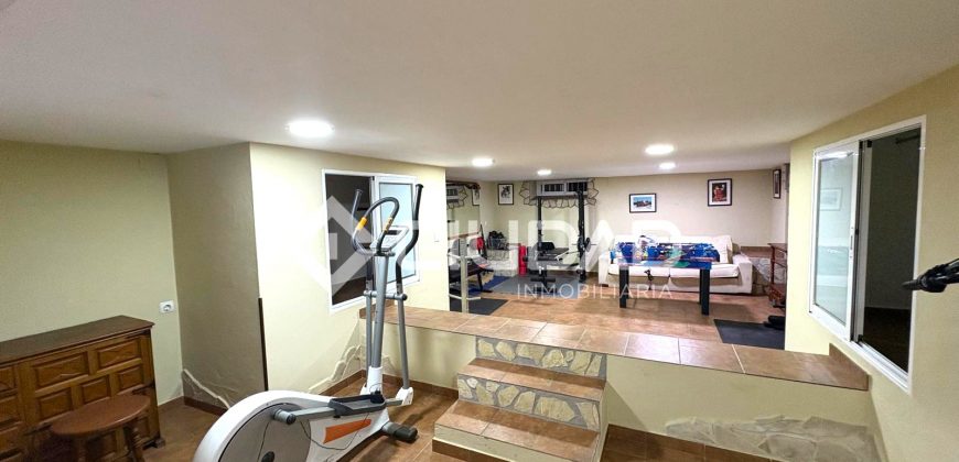 Adosado con sótano y patio en Pino Alto