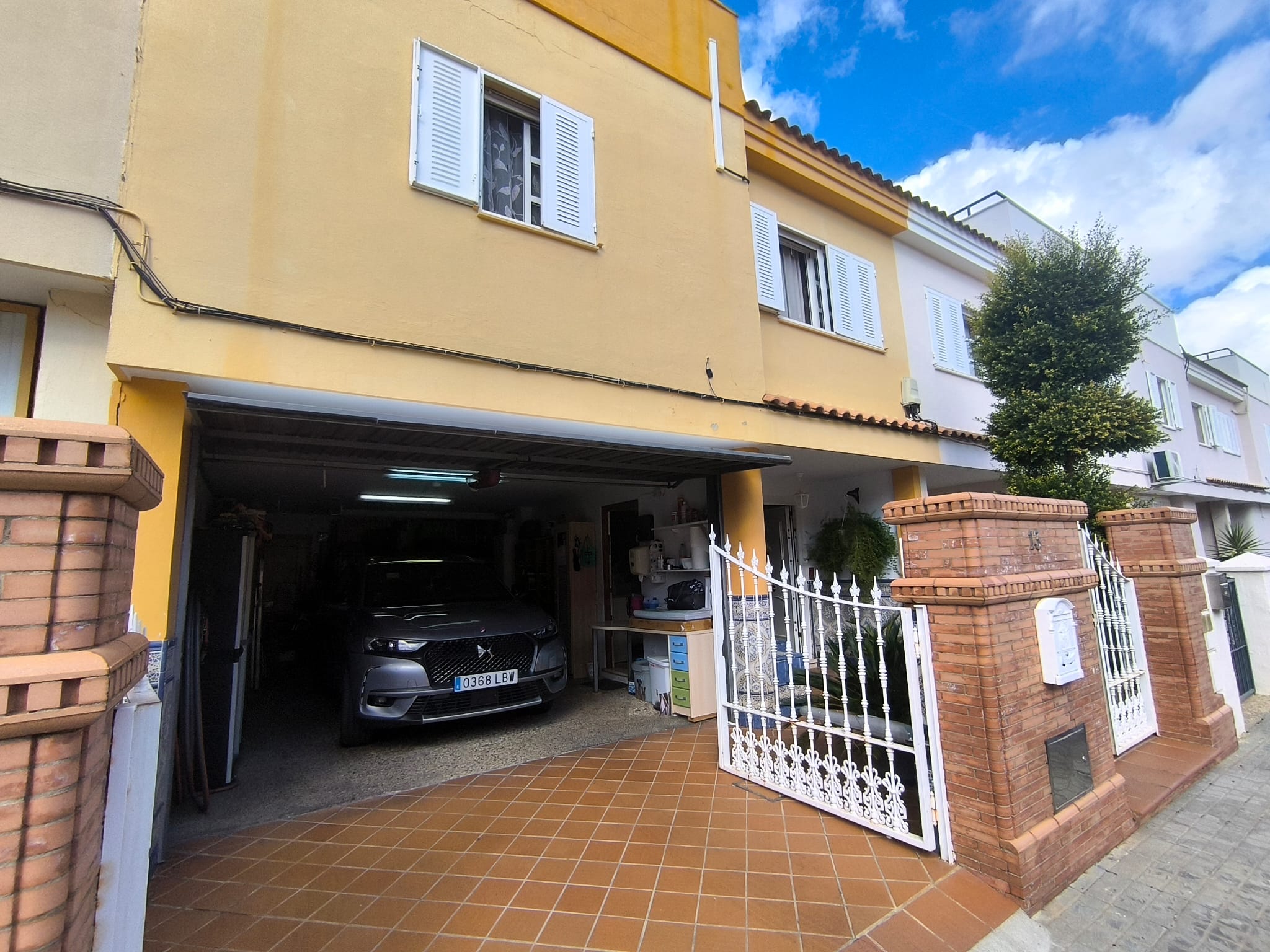 CASA DE DOS PLANTAS CON COCHERA