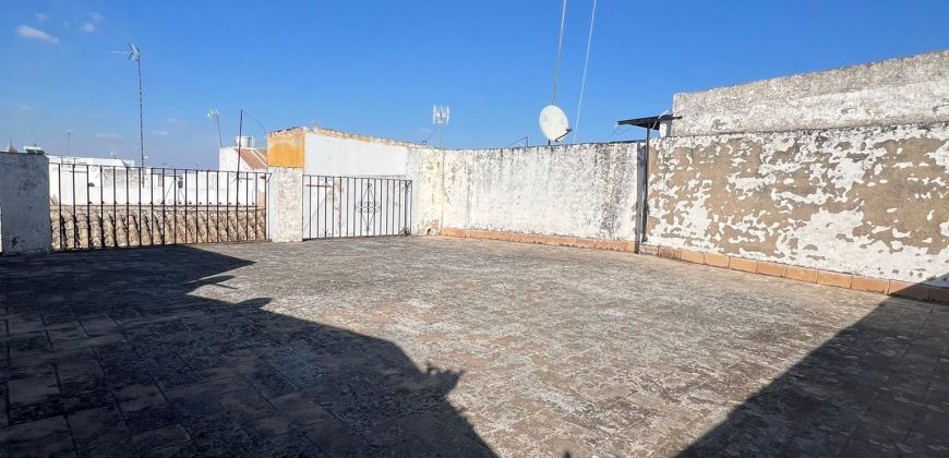 CASA DE DOS PLANTAS CERCA DEL CENTRO