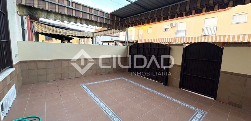 Adosado con sótano y patio en Pino Alto