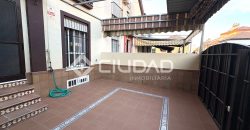 Adosado con sótano y patio en Pino Alto