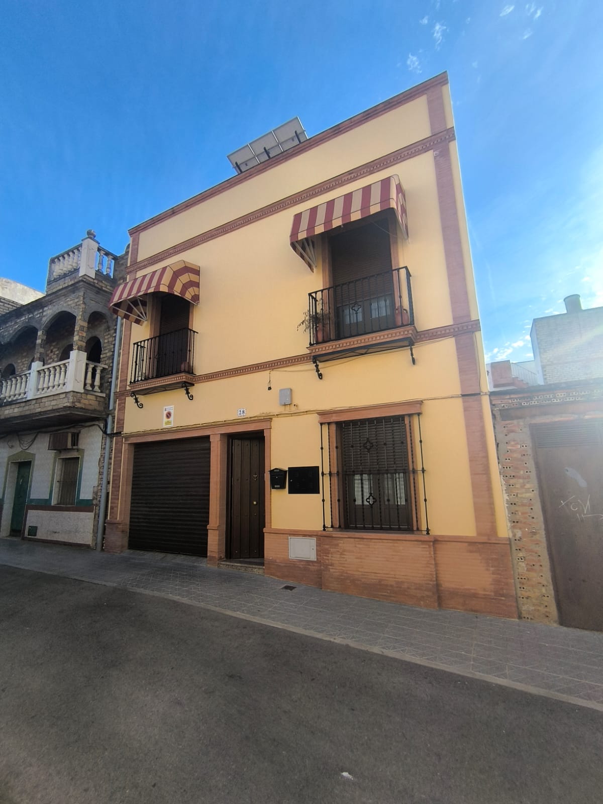 CASA CON COCHERA LISTA PARA ENTRAR A VIVIR