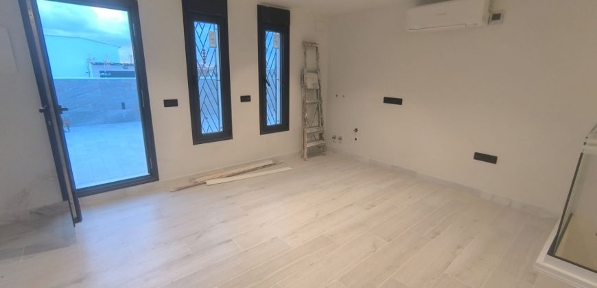 CASA DE NUEVA CONSTRUCCIÓN CON COCHERA