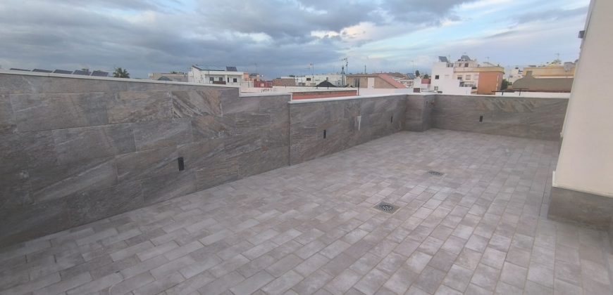 CASA DE NUEVA CONSTRUCCIÓN CON COCHERA