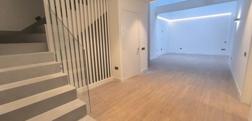 CASA DE NUEVA CONSTRUCCIÓN CON COCHERA