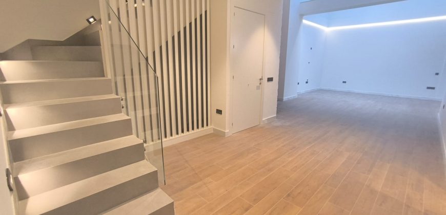 CASA DE NUEVA CONSTRUCCIÓN CON COCHERA