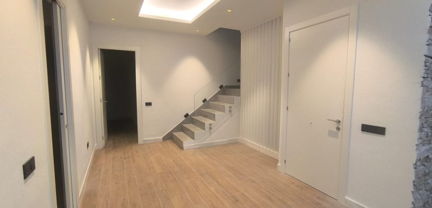 CASA DE NUEVA CONSTRUCCIÓN CON COCHERA