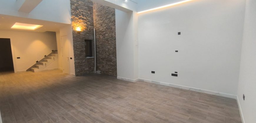 CASA DE NUEVA CONSTRUCCIÓN CON COCHERA