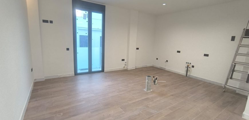 CASA DE NUEVA CONSTRUCCIÓN CON COCHERA