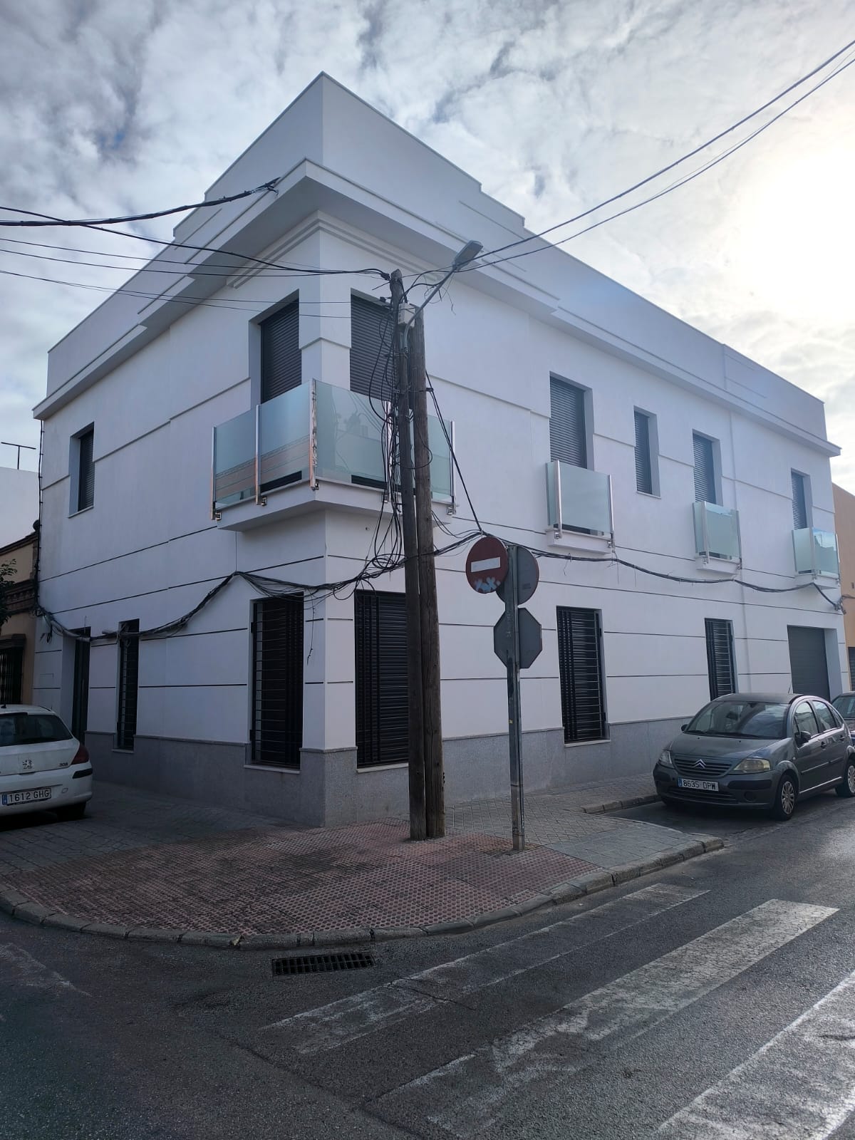 CASA DE NUEVA CONSTRUCCIÓN CON COCHERA